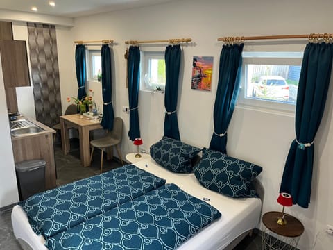 Bed, Kitchen or kitchenette, Bedroom