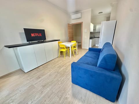 TV and multimedia, Kitchen or kitchenette, Living room, Seating area, Dining area, oven