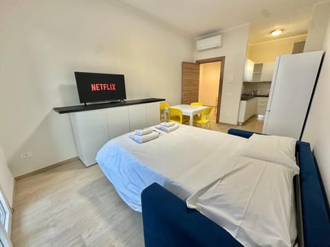 Communal lounge/ TV room, Bed, TV and multimedia, Kitchen or kitchenette, Living room, Photo of the whole room, Seating area, Dining area, Evening entertainment, Bedroom, oven, air conditioner