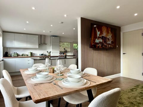 Winter Getaway - Luxury Bungalow w Games Room House in Ferndown