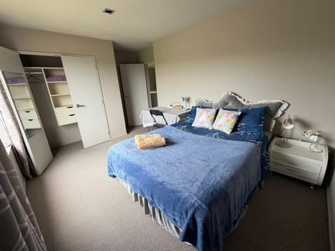 Sunny garden view bedroom with private bathroom Vacation rental in Auckland