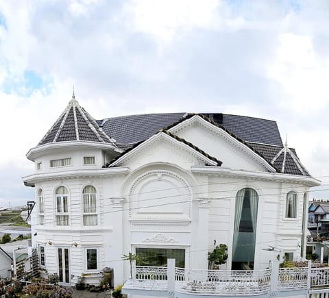 Property building, Day