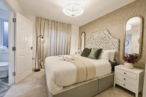 Jubilee View - New! Luxurious Home, Parking Wi-Fi House in Bury