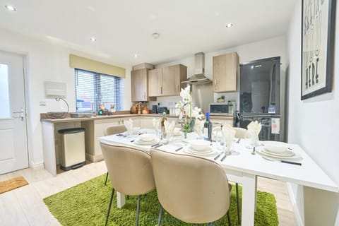 Jubilee View - New! Luxurious Home, Parking Wi-Fi House in Bury