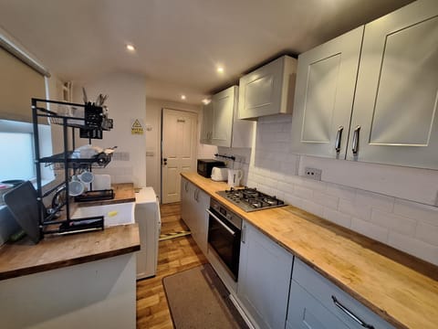 Kitchen or kitchenette, Communal kitchen, microwave, oven, toaster, washing machine, kitchen