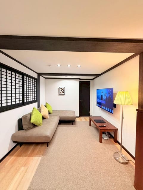 Communal lounge/ TV room, TV and multimedia, Living room, Seating area, Evening entertainment