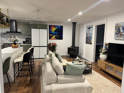 Communal lounge/ TV room, TV and multimedia, Kitchen or kitchenette, Living room, Seating area, Dining area, Evening entertainment, minibar, oven