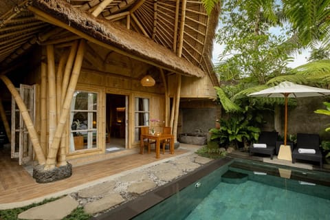 Property building, Balcony/Terrace, Dining area, Pool view, Swimming pool, sunbed