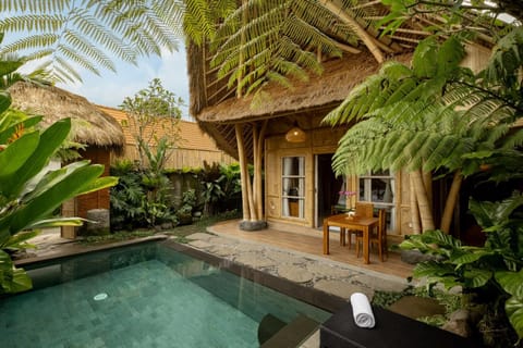 Property building, Balcony/Terrace, Dining area, Pool view, Swimming pool, sunbed