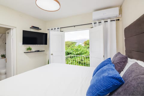 Bed, TV and multimedia, View (from property/room), Balcony/Terrace, Photo of the whole room, Bedroom, air conditioner