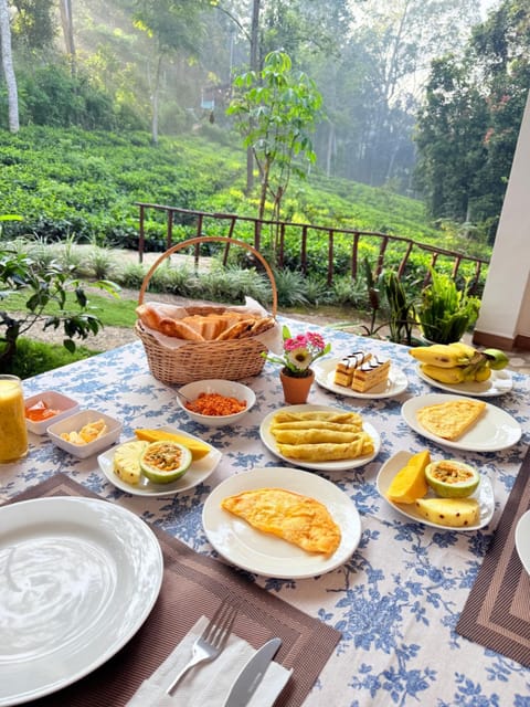 Garden, Dining area, Garden view, Breakfast, Continental breakfast
