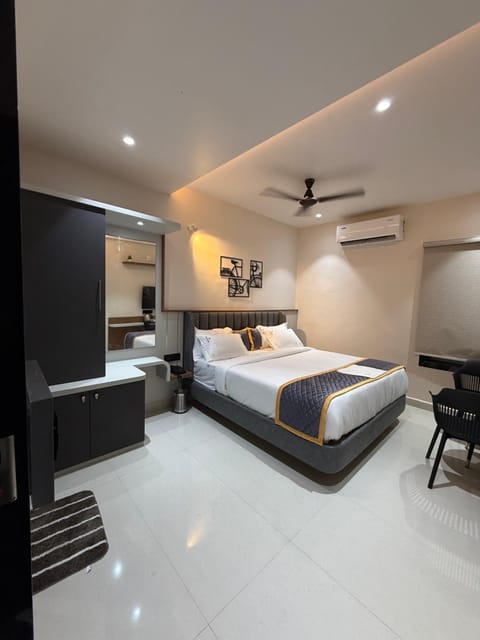 Bed, Photo of the whole room, Bedroom, air conditioner
