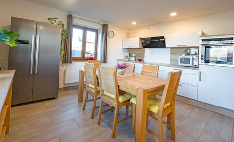 Kitchen or kitchenette, Seating area, dishwasher, oven, stove