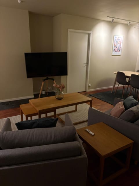 Iconic City skyline Views by Arctic Cathedral, 5BR Home Apartment in Tromso