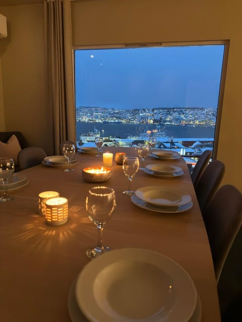 Iconic City skyline Views by Arctic Cathedral, 5BR Home Apartment in Tromso