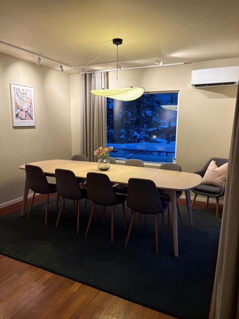 Iconic City skyline Views by Arctic Cathedral, 5BR Home Apartment in Tromso