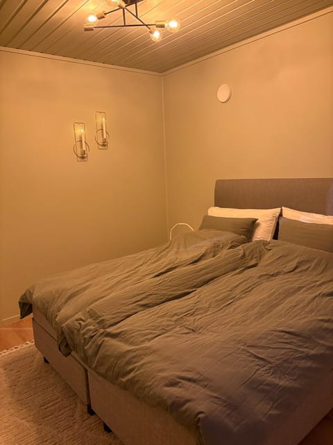 Iconic City skyline Views by Arctic Cathedral, 5BR Home Apartment in Tromso