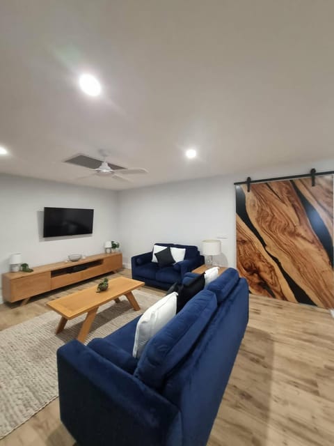 Communal lounge/ TV room, TV and multimedia, Living room, Evening entertainment