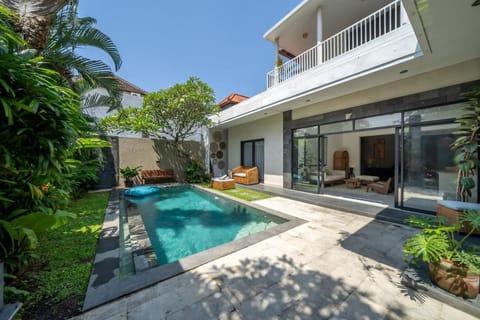 Property building, Day, Garden, View (from property/room), Balcony/Terrace, Pool view, Swimming pool