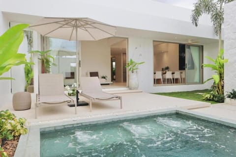 Patio, Day, Natural landscape, Garden, Living room, Seating area, Garden view, Pool view, Swimming pool, sunbed