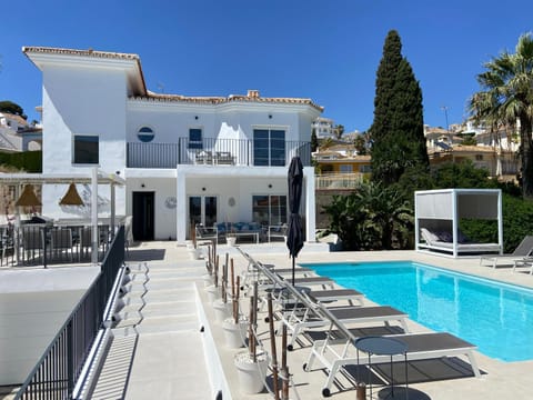 Property building, Patio, Day, Swimming pool, sunbed