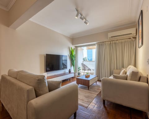 TV and multimedia, Living room, Seating area, Evening entertainment