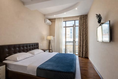 Bed, TV and multimedia, Photo of the whole room, Bedroom