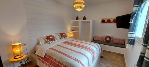 Bed, TV and multimedia, Photo of the whole room, Bedroom