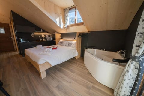 Hot Tub, Bedroom