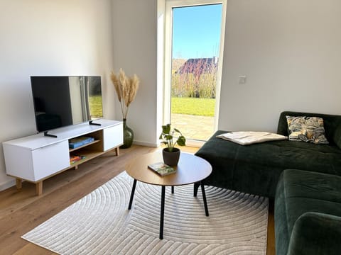 TV and multimedia, Living room, Evening entertainment