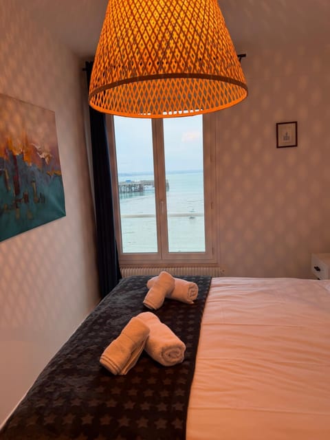 Bed, Natural landscape, Photo of the whole room, Bedroom, towels