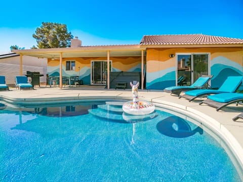 Property building, Patio, Day, Pool view, Swimming pool, sunbed