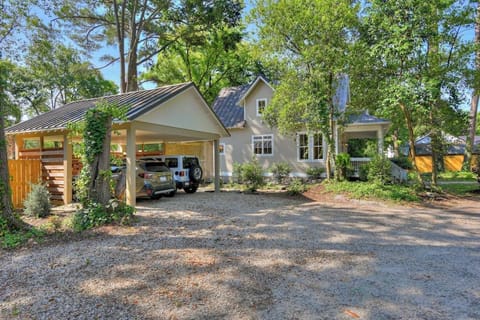 Property building, Day, Natural landscape, Street view, Parking