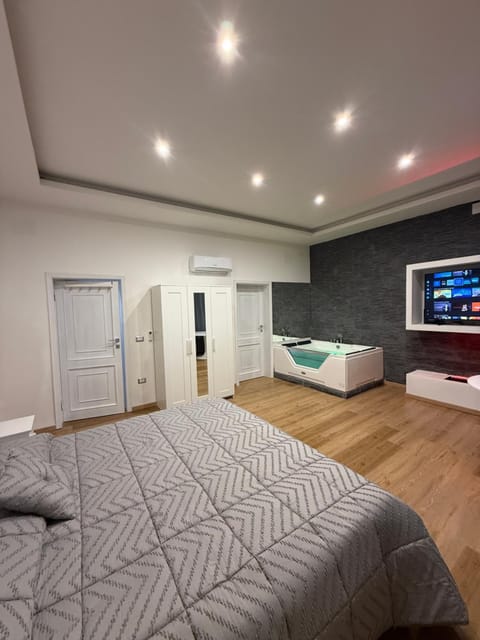 Bed, TV and multimedia, Photo of the whole room, Bedroom