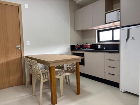 Kitchen or kitchenette, Dining area, oven, stove