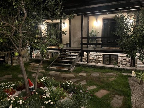 Property building, Patio, Garden, Garden, Balcony/Terrace, Garden view