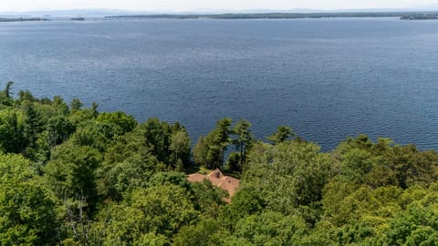 Rustic-modern Lake House in Milton Near Burlington and Eagle Mountain House in Georgia