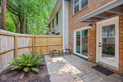 Southern Shadow 8 mins to dtwn 5 mins to beach House in Mount Pleasant