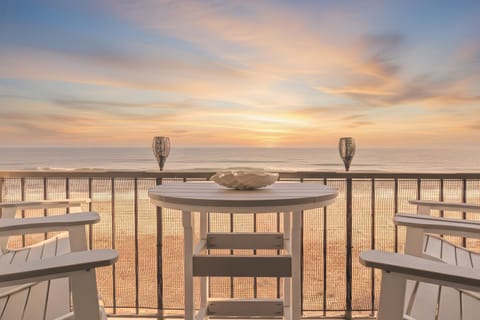 Patio, Natural landscape, View (from property/room), Balcony/Terrace, Seating area, Dining area, Beach, Sea view, Sunrise, Sunset