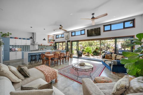 TV and multimedia, Living room, Dining area