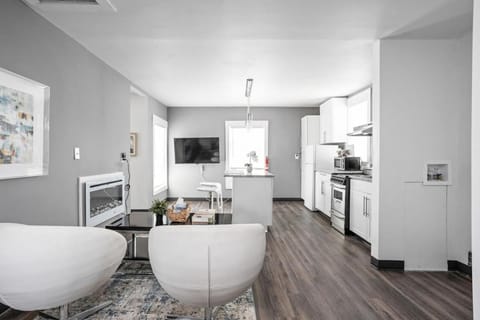 New Castle Getaway with Fireplace Garage & Near Attractions-Family Friendly House in Indiana