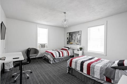 New Castle Getaway with Fireplace Garage & Near Attractions-Family Friendly House in Indiana