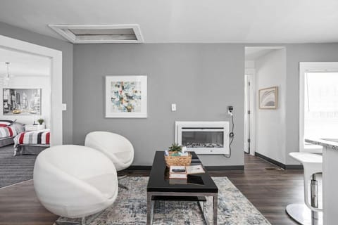 New Castle Getaway with Fireplace Garage & Near Attractions-Family Friendly House in Indiana