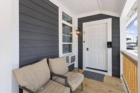 New Castle Getaway with Fireplace Garage & Near Attractions-Family Friendly House in Indiana