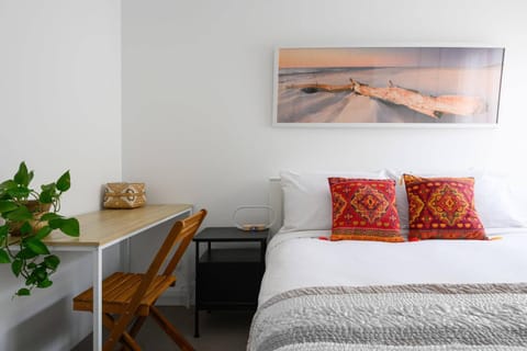 Bed, Living room, Photo of the whole room, Seating area, Bedroom