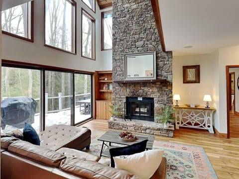 Day, Natural landscape, View (from property/room), Balcony/Terrace, Living room, Seating area, fireplace, furniture