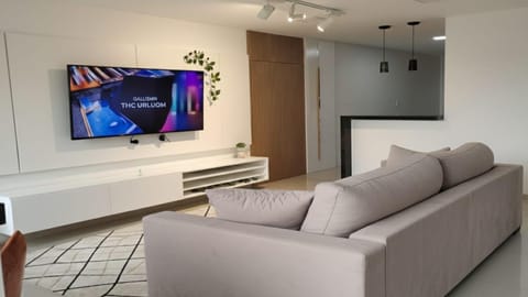 Communal lounge/ TV room, TV and multimedia, Living room, Seating area, Evening entertainment