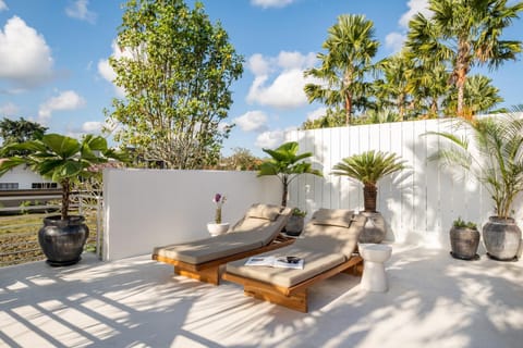 Patio, Spring, Day, Natural landscape, Garden, View (from property/room), Balcony/Terrace, Seating area, Garden view, sunbed