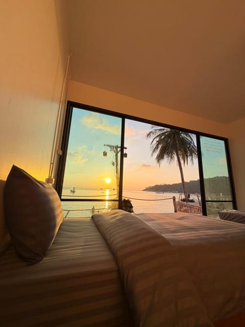 Bed, View (from property/room), Photo of the whole room, Bedroom, Sea view, Swimming pool, Breakfast, Sunset