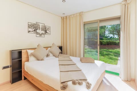 Bed, Garden, Photo of the whole room, Bedroom, Garden view, towels